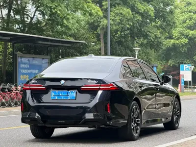 BMW 5 Series 2025, 5000 км, за 44878.47 USD - фото 16