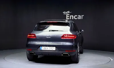 Porsche Macan 2017, 49038 км, за 22661.58 USD