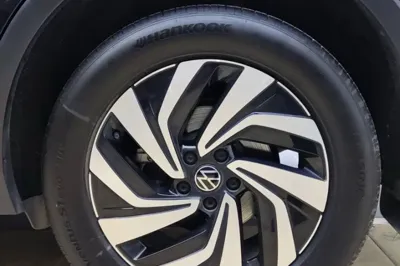 Volkswagen Tiguan L 2023, 26600 км, за 29079 USD - фото 9