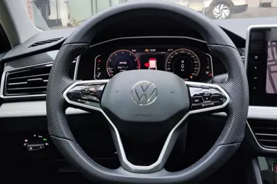 Volkswagen Tiguan L 2023, 26600 км, за 29079 USD - фото 12