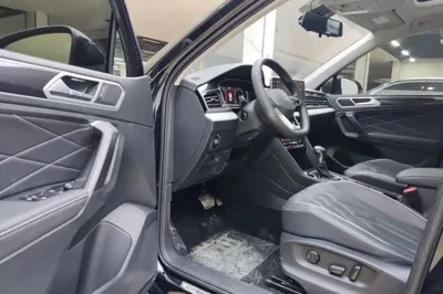 Volkswagen Tiguan L 2023, 26600 км, за 29079 USD - фото 15
