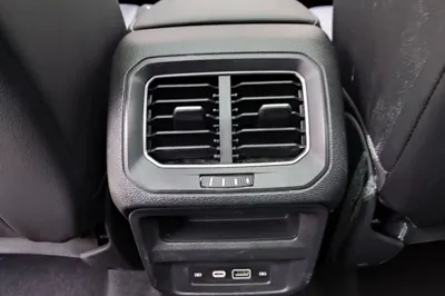 Volkswagen Tiguan L 2023, 26600 км, за 29079 USD - фото 18