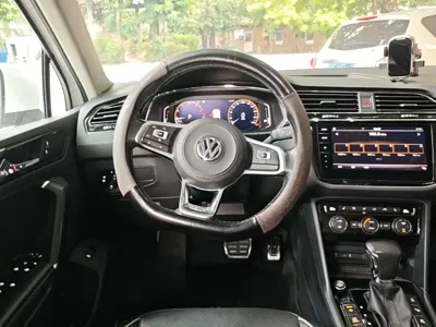 Volkswagen Tiguan L 2020, 108900 км, за 12435.71 USD - фото 11