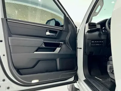 Toyota Sequoia 2023, 32000 км, за 102705.48 USD - фото 21