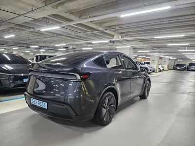 Tesla Model Y 2025, 4833 км, за 34778.64 USD