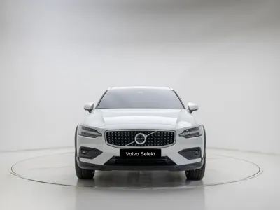 Volvo V60 2025, 3320 км, за 33149.53 USD