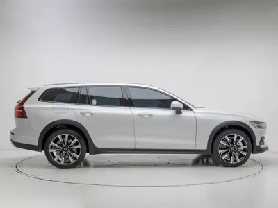 Volvo V60 2025, 3320 км, за 33149.53 USD