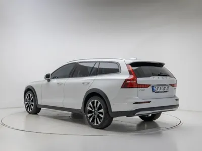 Volvo V60 2025, 3320 км, за 33149.53 USD