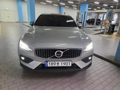 Volvo V60 2025, 15533 км, за 31180.26 USD