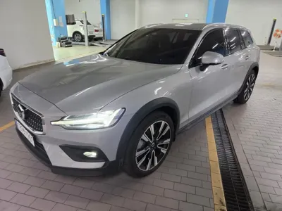 Volvo V60 2025, 15533 км, за 31180.26 USD