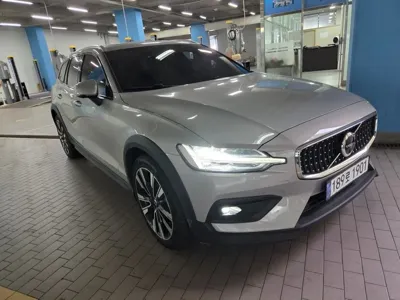 Volvo V60 2025, 15533 км, за 31180.26 USD