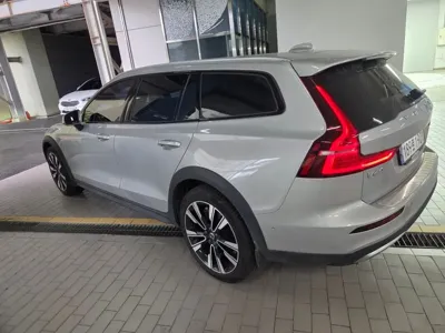 Volvo V60 2025, 15533 км, за 31180.26 USD