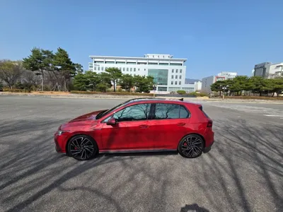 Volkswagen Golf 2024, 16000 км, за 23878.88 USD