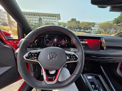 Volkswagen Golf 2024, 16000 км, за 23878.88 USD