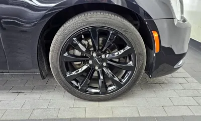 Chrysler 300C 2015, 142247 км, за 5860.52 USD