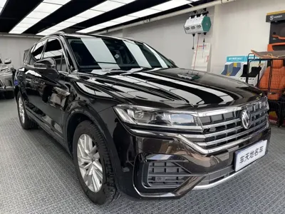 Volkswagen Touareg 2023, 118000 км, за 33292.02 USD