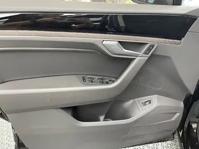 Volkswagen Touareg 2023, 118000 км, за 33292.02 USD