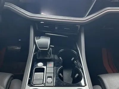 Volkswagen Touareg 2023, 118000 км, за 33292.02 USD