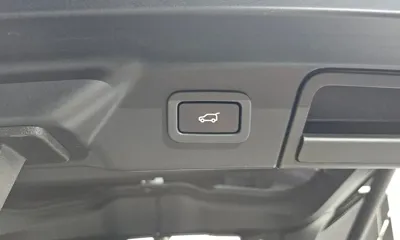Land Rover Range Rover Velar 2018, 51284 км, за 25407.18 USD - фото 30