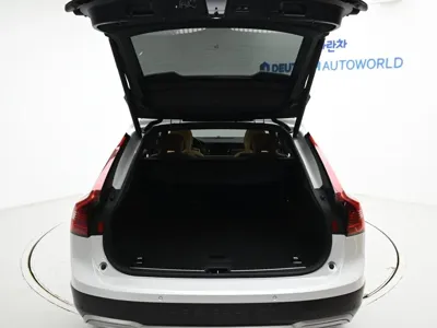 Volvo V90 2024, 10684 км, за 37490.14 USD - фото 20