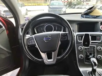 Volvo V60 2016, 138100 км, за 7497.73 USD