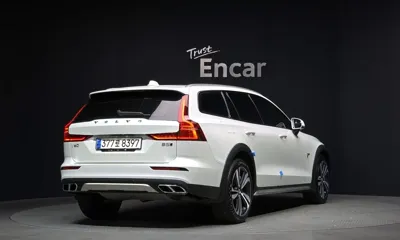 Volvo V60 2021, 42636 км, за 23419.22 USD