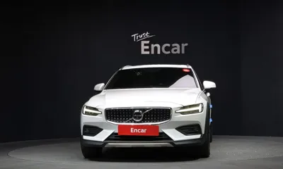 Volvo V60 2021, 42636 км, за 23419.22 USD