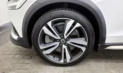 Volvo V60 2021, 42636 км, за 23419.22 USD