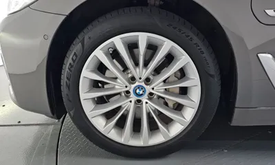 BMW 5-Series 2022, 76982 км, за 22671.02 USD