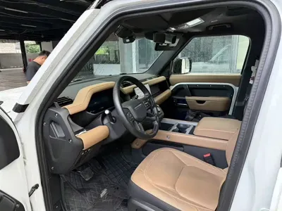 Land Rover Defender 2025, 23000 км, за 107265.37 USD
