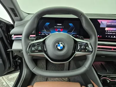 BMW 5-Series 2024, 22200 км, за 35779.37 USD - фото 12