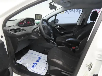Peugeot 208 2015, 79629 км, за 2925.31 USD