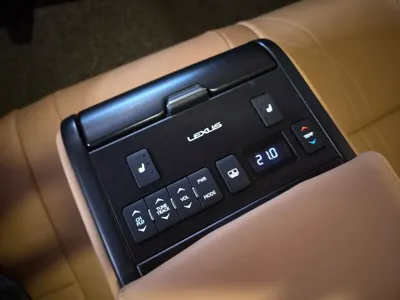 Lexus ES 2023, 107585 км, за 64495.15 USD - фото 19