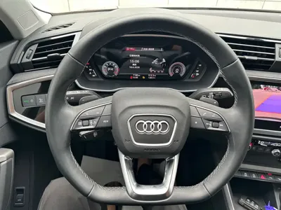 Audi Q3 2022, 7000 км, за 32930.5 USD