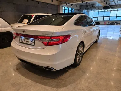 Hyundai Grandeur 2015, 166871 км, за 4791.91 USD
