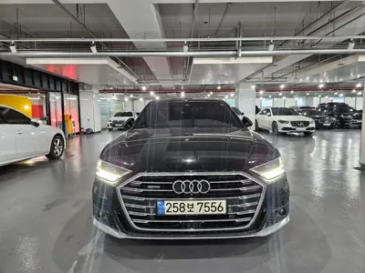 Audi A8 · 2021 год