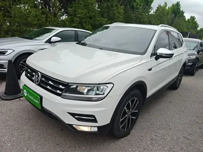 Volkswagen Tiguan L 2017, 132100 км, за 9179.44 USD