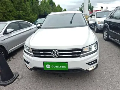 Volkswagen Tiguan L 2017, 132100 км, за 9179.44 USD