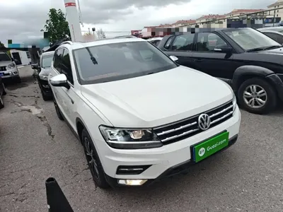 Volkswagen Tiguan L 2017, 132100 км, за 9179.44 USD