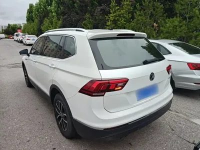 Volkswagen Tiguan L 2017, 132100 км, за 9179.44 USD