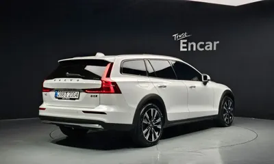 Volvo V60 2025, 6573 км, за 33478.5 USD