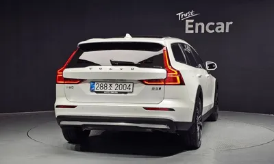 Volvo V60 2025, 6573 км, за 33478.5 USD