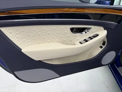 Bentley Continental 2023, 10000 км, за 365946.67 USD