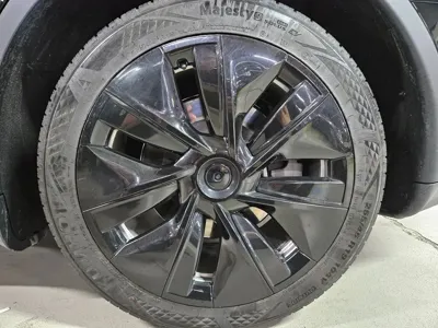 Tesla Model Y 2023, 52000 км, за 25713.93 USD - фото 20