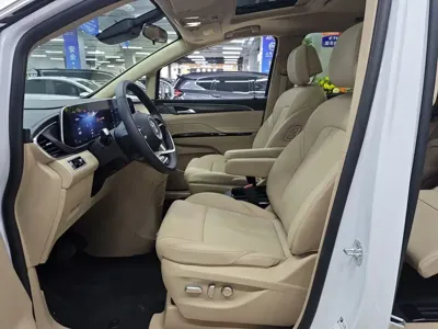 Buick GL8 Hybrid 2025, 6000 км, за 36212.11 USD