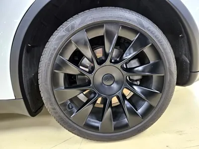 Tesla Model Y 2023, 29823 км, за 26046.74 USD