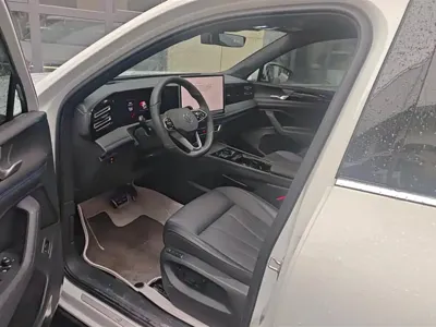 Volkswagen Tiguan L 2024, 11500 км, за 19967.24 USD - фото 9