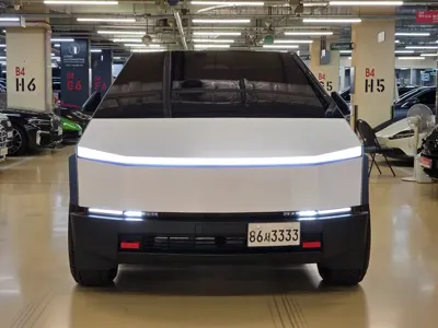 Tesla Cybertruck · 2026 год