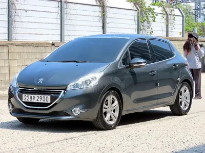 Peugeot 208 2015, 67083 км, за 2593.77 USD