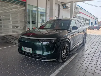 AITO 问界 AITO M8 · 2025 год